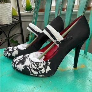 Nine West NIB Ambitious Black & White Floral Satin Mary Jane Pumps - Size 10